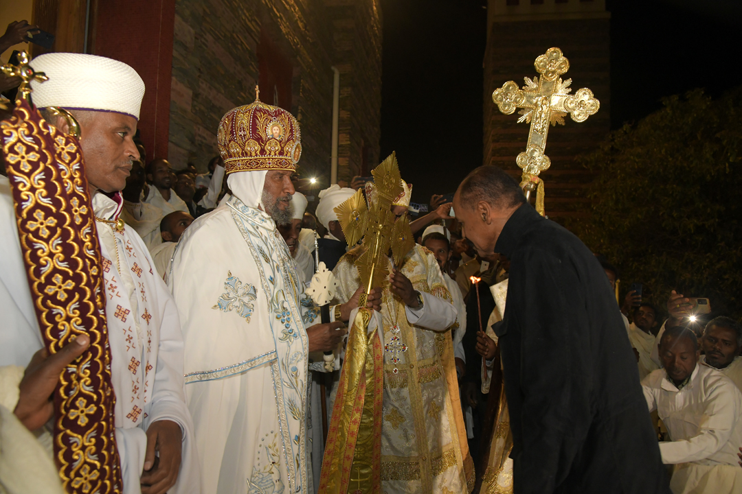 hawelti's tweet photo. በዓል ትንሳኤ፡ ኣብ መላእ ኤርትራ ብልዑል ድምቀት ተኸቢሩ። ልክዕ ፍርቂ ለይቲ፡ ኣብ ርእሰ ኣድባራት ደብረጽዮን ቅድስቲ ማርያም ቤተ-ክርስትያን ኣስመራ ኣብ ዝተኻየደ፥ ፕረዚደንት ኢሳይያስ ኣፈወርቅን ኣሽሓት ምእመናንን ዝተሳተፍዎ ስነ-ስርዓት "ብስራት ትንሳኤ"፡ ብብጹእ ወቅዱስ ኣቡነ ባስልዮስ ቀዳማዊ - 6ይ ፓትርያርክ ኦርቶዶክስ ተዋህዶ ቤተ-ክርስትያን ኤርትራ  - ዝተመርሐ ጸሎት በጺሑ። ርሑስ በዓላት!