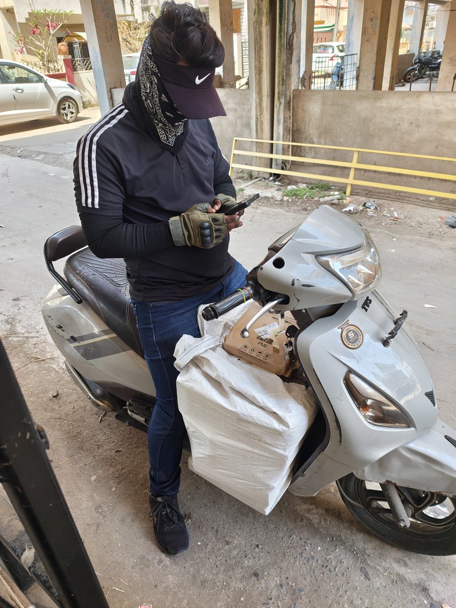 JTFYRE's tweet photo. @AmazonHelp This is rider with no helmet. Abusive to the family members and rude. No licence plate. This is what you are hiring... And just saying you are working on it. With no response. Need to go to consumer court or file FIR against Amazon India. https://t.co/HIrixHsKpC
