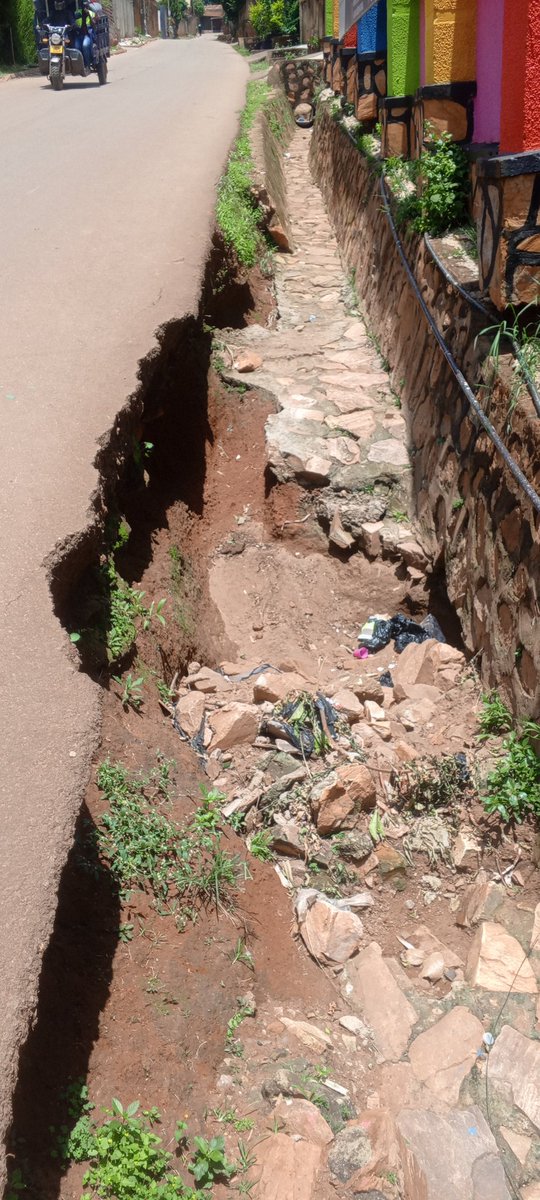 mugerwaronna's tweet photo. Dear mayor @makindye Division please fix this spot before we lose the entire Road. It's only half a truck 🚛 of Hard core stone 🪨 and like 5 bags of cement. LEADING IS NOT WINNING 
@KCCAUG @ntvuganda @KCCAED https://t.co/5puvErUYSL