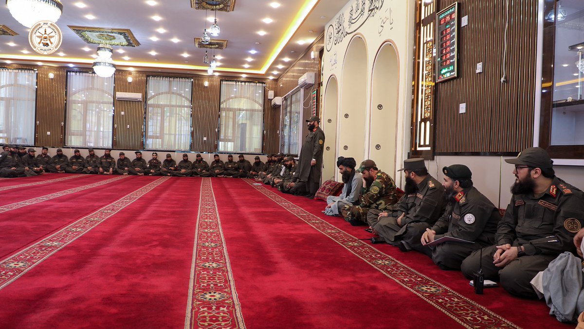 MoDAfghanistan2's tweet photo. قوماندان جدید لوای حمایه و تأمین امنیت معرفی گردید

رهبری ا.ا.ا، به‌منظور بهبود هرچه بهتر امور و تنظیم بهتر فعالیت‌های وظیفوی، الحاج ملا روح‌الامین «روحانی»، معاون پیشین قول‌اردوی ۲۰۳ منصوری را به‌حیث قوماندان لوای حمایه و تأمین امنیت وزارت دفاع ملی تعیین نموده بود... https://t.co/p6lK8fMd0t