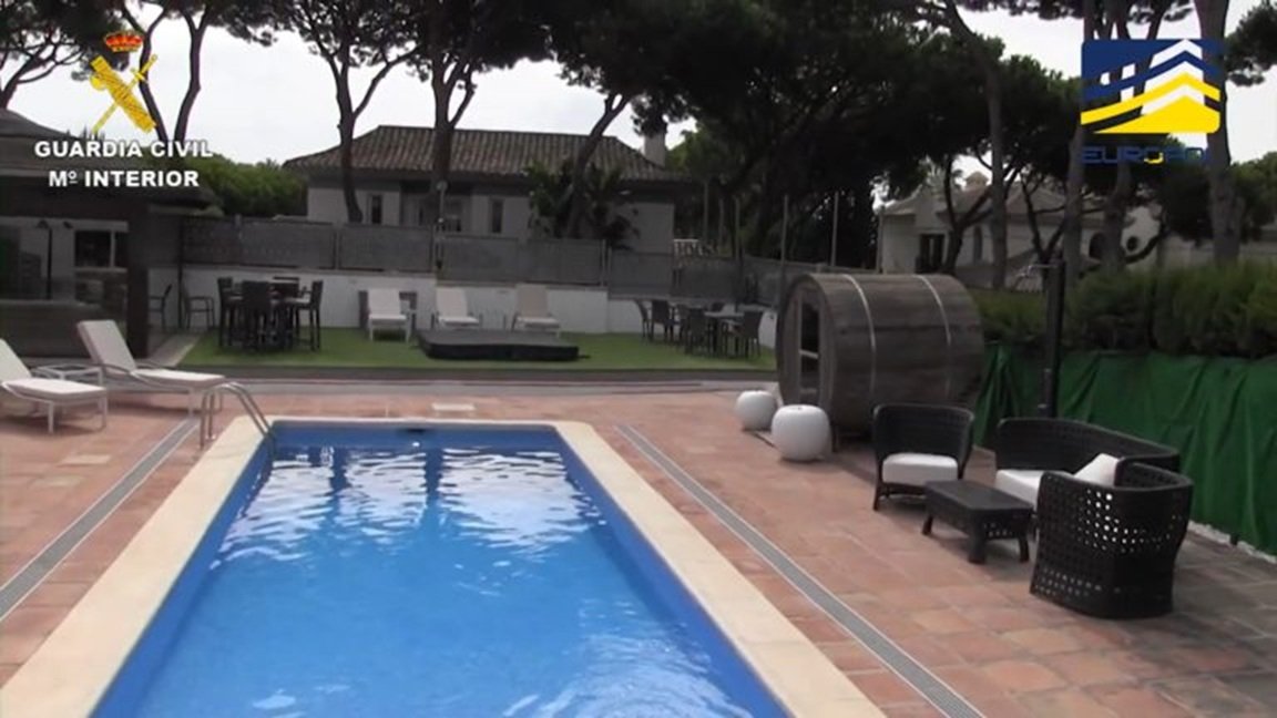 narcodiario's tweet image. LA HISTORIA DEL DOMINGO!
De los #kinahan y los #hutch a los #lyons y los #Daniels: blanqueo y muerte en la #costadelsol☀️ . Todo, SOLO en
narcodiario.com/2026/04/de-los…