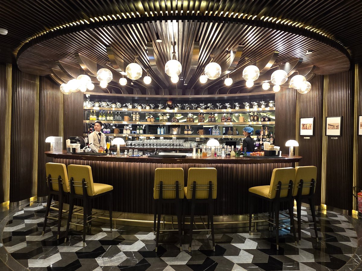 Vinamralongani's tweet image. Spent most of last night drinking mimosas at the Aviator’s Bar in @airindia's flagship Maharaja Club lounge in Delhi.
Also caught a glimpse of the First Class section, with à la carte dining and private waiting rooms.
Kudos to Simar &amp;amp; Arshi for the excellent hospitality.
#AvGeek