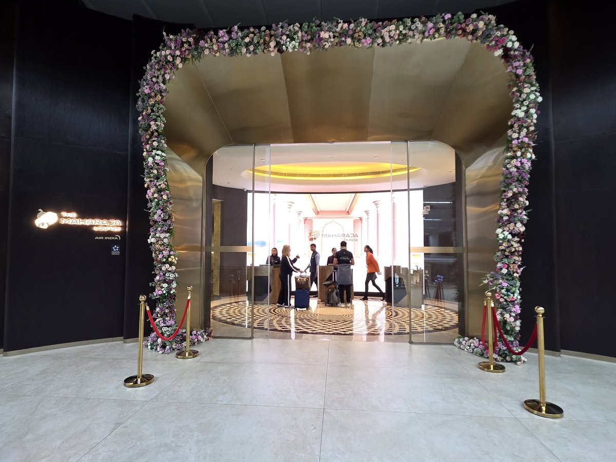 Vinamralongani's tweet image. Spent most of last night drinking mimosas at the Aviator’s Bar in @airindia's flagship Maharaja Club lounge in Delhi.
Also caught a glimpse of the First Class section, with à la carte dining and private waiting rooms.
Kudos to Simar &amp;amp; Arshi for the excellent hospitality.
#AvGeek