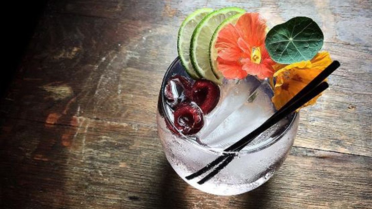 TheRealGinGenie's tweet image. Summer in a glass. 🍊🌸 @V2Cgin  Orange Gin &amp;amp; Tonic,  bright, bold and made for moments worth remembering.

gin-genie.com/gin-cocktail-r…

#CraftGin #DutchGin #GinAndTonic #GinGenie