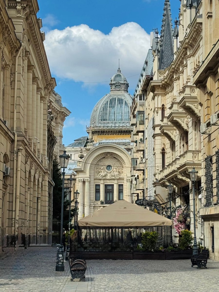 Travel_2Romania's tweet image. 😮 Acum. Imagini rare din Bucureşti. E liniște. 🌿☀️🌸
🤔Ai fost în București? Cum ți se pare oraşul? 
📸 Călător în bascheți 
#bucuresti #romania