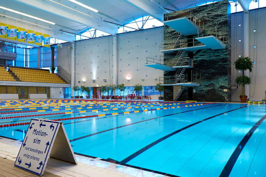 プールにwall of fame(殿堂入り)が展示されててさ〜！🇸🇪の著名な選手たちがずらりと…ふり〜の世界ではここにアルベルト・ヴォーランデル選手も…！！って妄想しながら泳いでた🥴