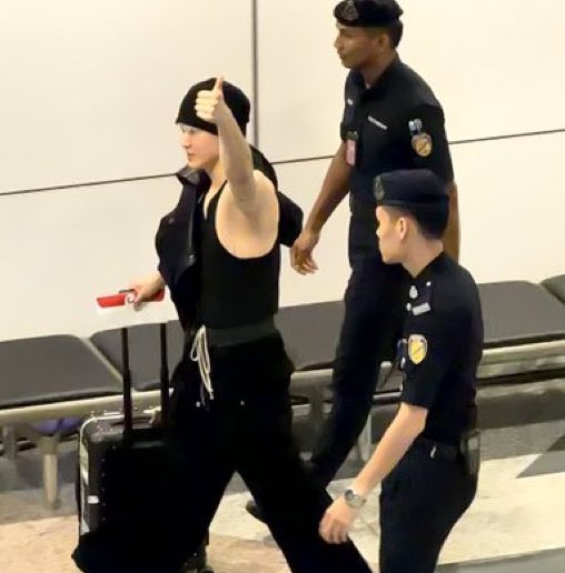 jencheolst's tweet photo. Both (LEE) Taeyong and Mark give a thumbs up to Malaysian Nctzen when they arrived at KLIA, Malaysia ❤️🥹

OH TANAH TUMPAH DARAHKU 🇲🇾 https://t.co/ZkKegi2MtT