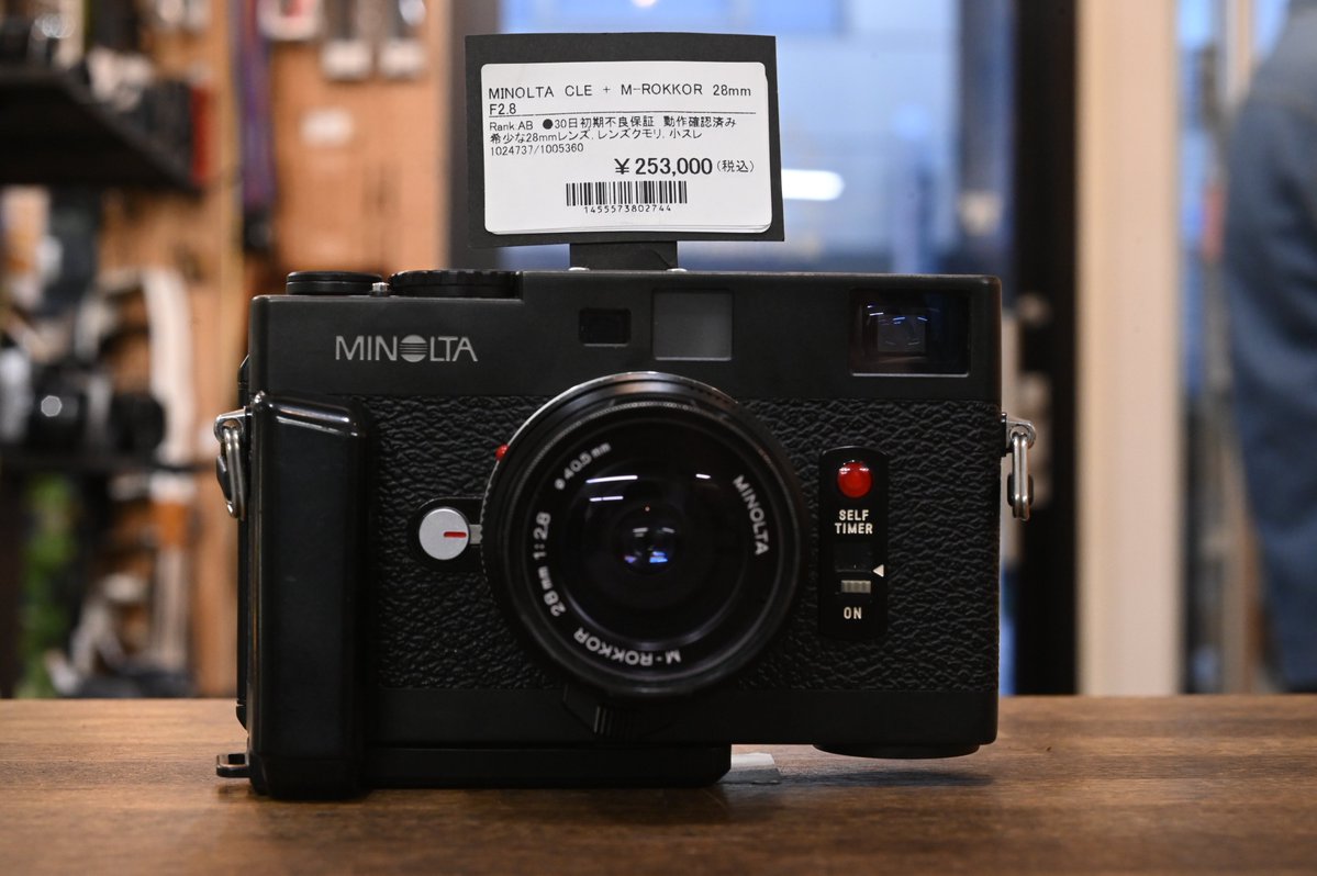 tokyocamera1st's tweet image. 🆕新着情報
-MINOLTA CLE + M-ROKKOR 28mm F2.8

LeicaMマウントを使えるコンパクトなカメラ。絞り優先AE付きで、スナップ感覚でも撮り進められます。
ファインダーが綺麗で視認性抜群な状態で、珍しい28mmのレンズ付きもポイントです。