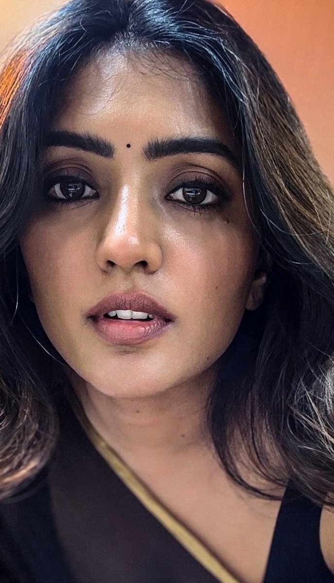 MadhuriLat's tweet photo. Enti ala chustunaru andaru nanuu...emayindi.. https://t.co/H8CIlyqcEw