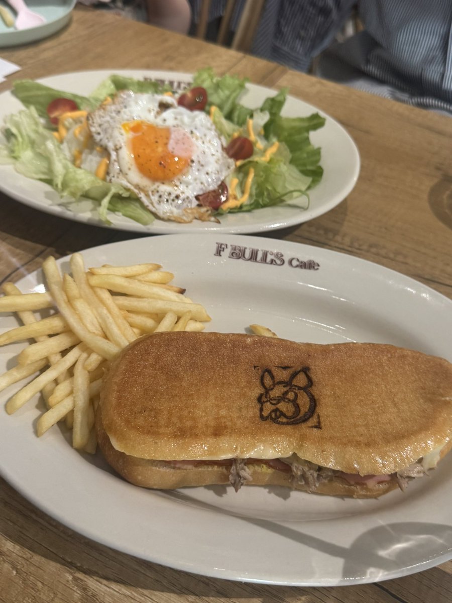 hayashiyuzuka's tweet photo. 4月15日openの中目黒のドッグカフェ
fbulls cafe、キューバサンドがめっちゃ美味しかった😋また食べに行きたいです！
WEST.桐山照史くんのお店。
openおめでとう🎉
#fbullscafe https://t.co/vcAyofHrbh