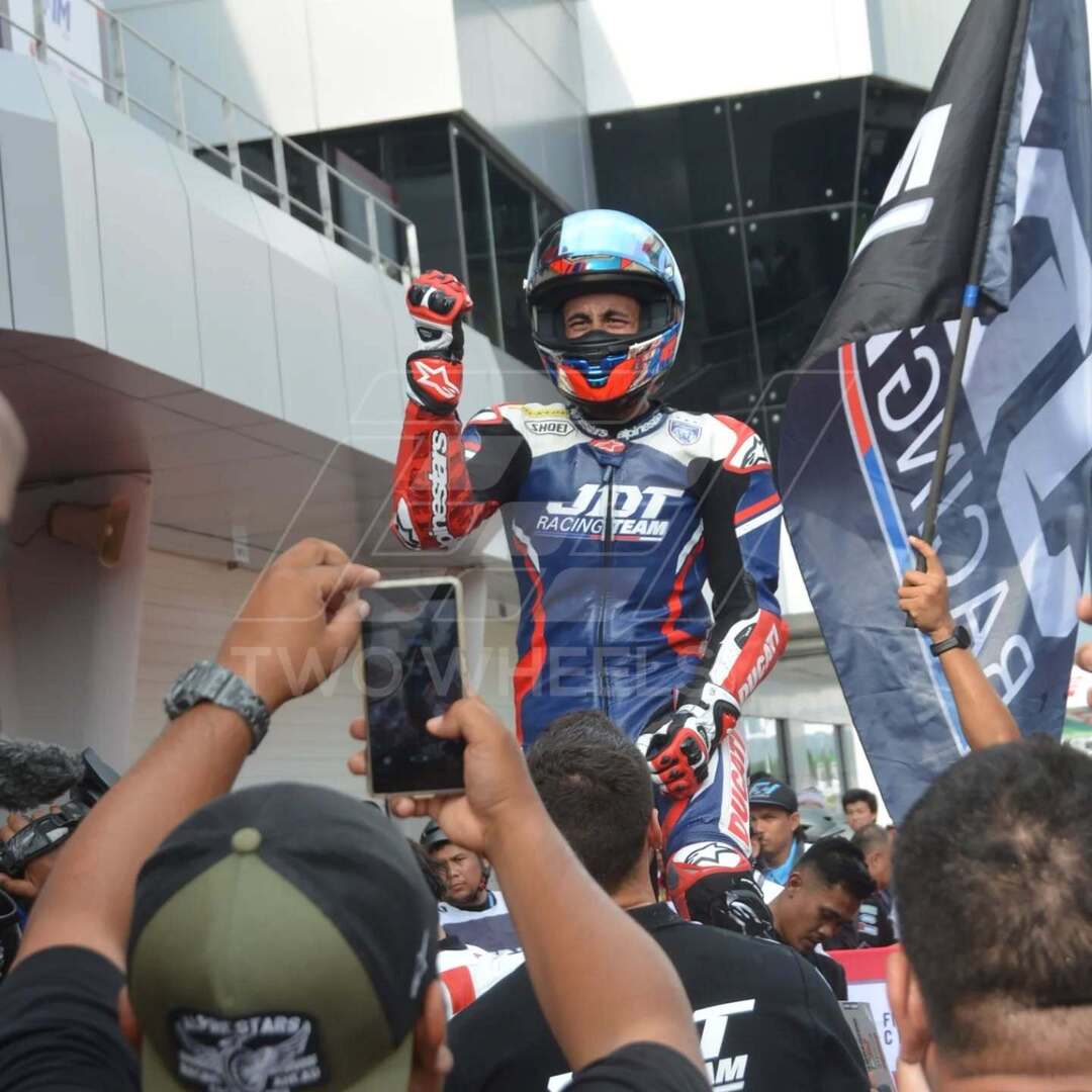 Detik Hafizh Syahrin meraikan kemenangan P1 dari Sesi Latihan hingga Perlumbaan 2 Hari Ini.

Tahniah Hafizh Syahrin dan Andi Gilang P1 dan P3.

Tahniah JDT Racing Team!

Teruskan bersama Two Wheels..!

#TwoWheels #TWmedia #TW #ARRC #Sepang instagr.am/p/DXBpqcHj1u1/