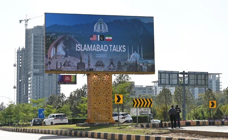 Look at these poor and low-intelligence Pakistanis. Instead of turning everything into a massive personality cult like we do with Modi ji in India, they are actually promoting their city rather than their Prime Minister. There are no PML-N party flags or symbols anywhere, and