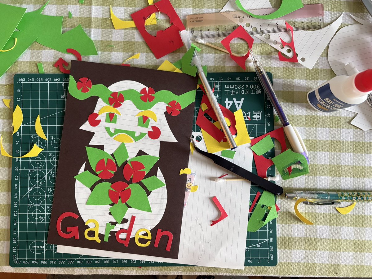 seahedgehog3's tweet image. I cut ✂️✂️✂️📕📗📘
#oc #papercut