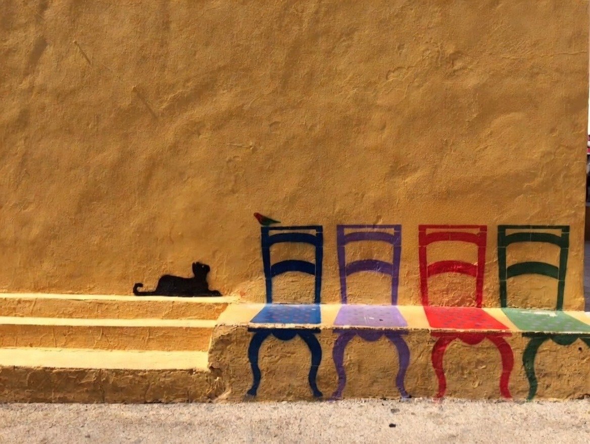 Sara2409558447's tweet image. Dove il colore incontra l’attesa, 
anche il silenzio ha i suoi posti a sedere . 🐈‍⬛💙💜❤️💚 #Sunday