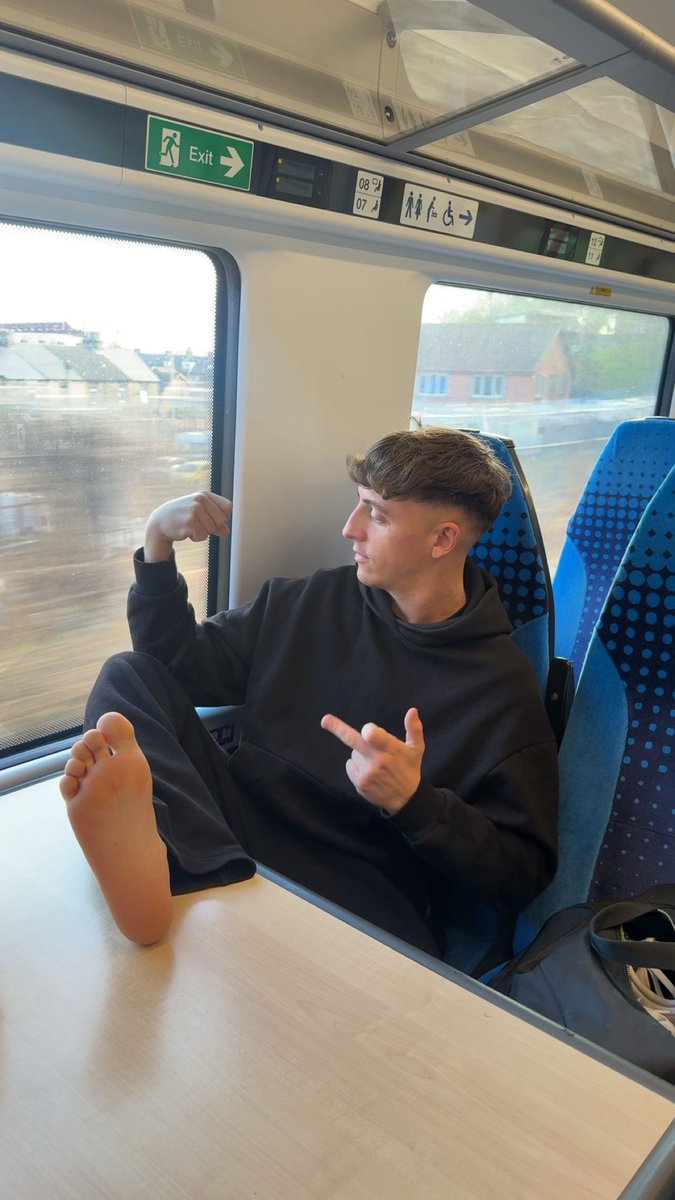 MasterDani's tweet photo. On my way to London. Stay where you belong 👀💸 https://t.co/t2de8D06ru
