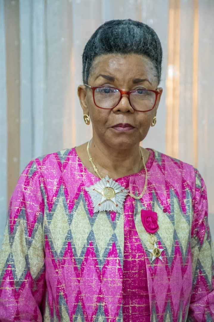 TheCameroonianZ's tweet image. Une marque de reconnaissance :

*Remise des insignes de Grand Officier de l’Ordre National de la Valeur à Mme Abomo Marie-Louise, Conseiller à la Cour Suprême du #Cameroon et Commissaire à la Commission Africaine des Droits de l’Homme et des Peuples (CADHP).