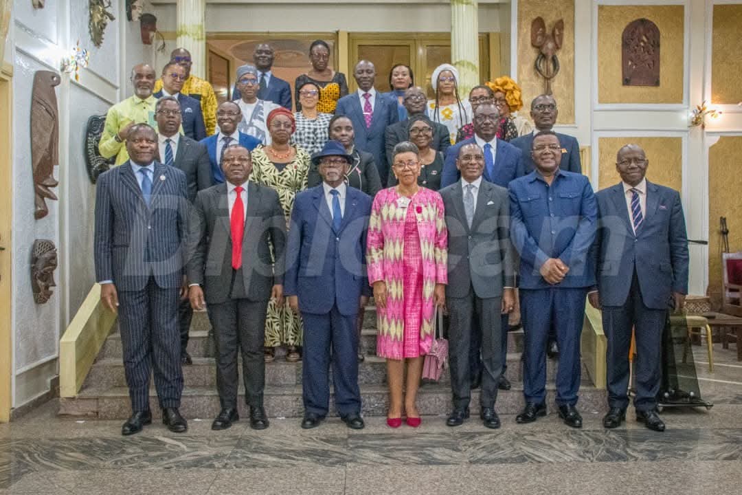 TheCameroonianZ's tweet image. Une marque de reconnaissance :

*Remise des insignes de Grand Officier de l’Ordre National de la Valeur à Mme Abomo Marie-Louise, Conseiller à la Cour Suprême du #Cameroon et Commissaire à la Commission Africaine des Droits de l’Homme et des Peuples (CADHP).