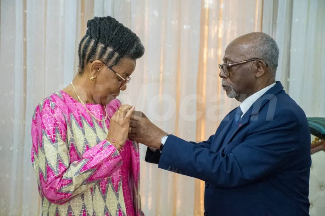 TheCameroonianZ's tweet image. Une marque de reconnaissance :

*Remise des insignes de Grand Officier de l’Ordre National de la Valeur à Mme Abomo Marie-Louise, Conseiller à la Cour Suprême du #Cameroon et Commissaire à la Commission Africaine des Droits de l’Homme et des Peuples (CADHP).