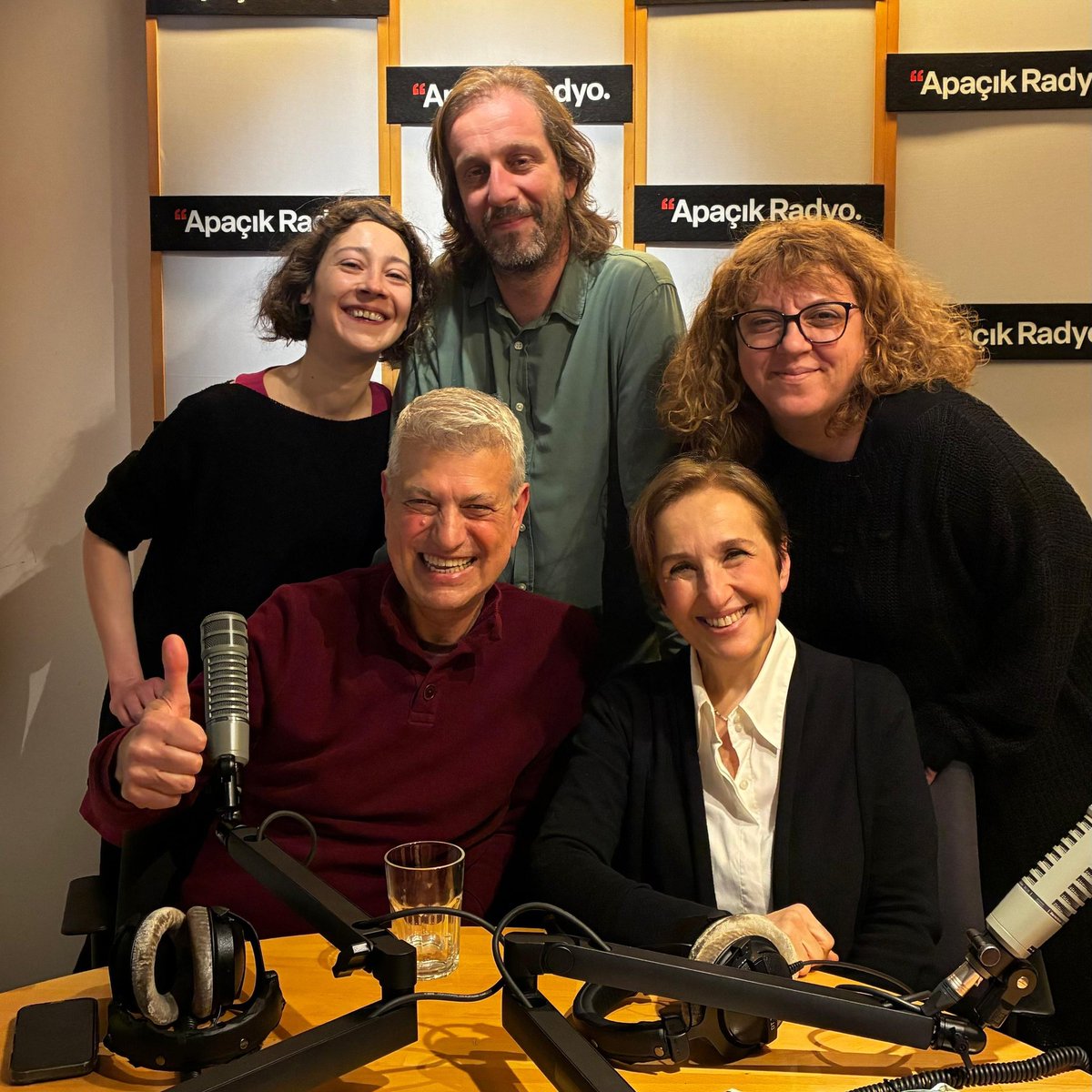 acikradyo's tweet photo. Yağmur Yıldırım, İlksen Mavituna, Didem Gençtürk, Timuçin Oral, Şenol Ayla 23. Radyo Şenliği'nde!

Şenliğin son saatleri, henüz destek olmadıysanız: 0212 343 41 41 📞 https://t.co/LDpicT95R1