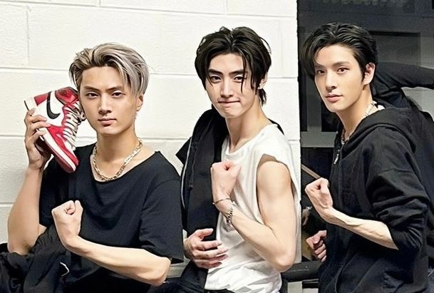 Anggota kelompok KKN lain sih liatnya mereka suka debat tiap rapat. Padahal tiap ada kesempatan, selalu saling muasin gantian.

Kuliah Kerja Ngentot. 
#JASUKE 🔞 AU © Arzhelnut