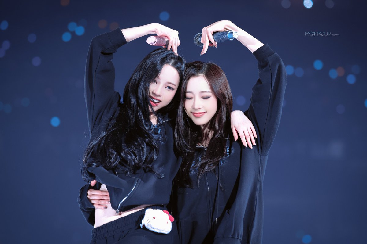 MoonTour. tweet media