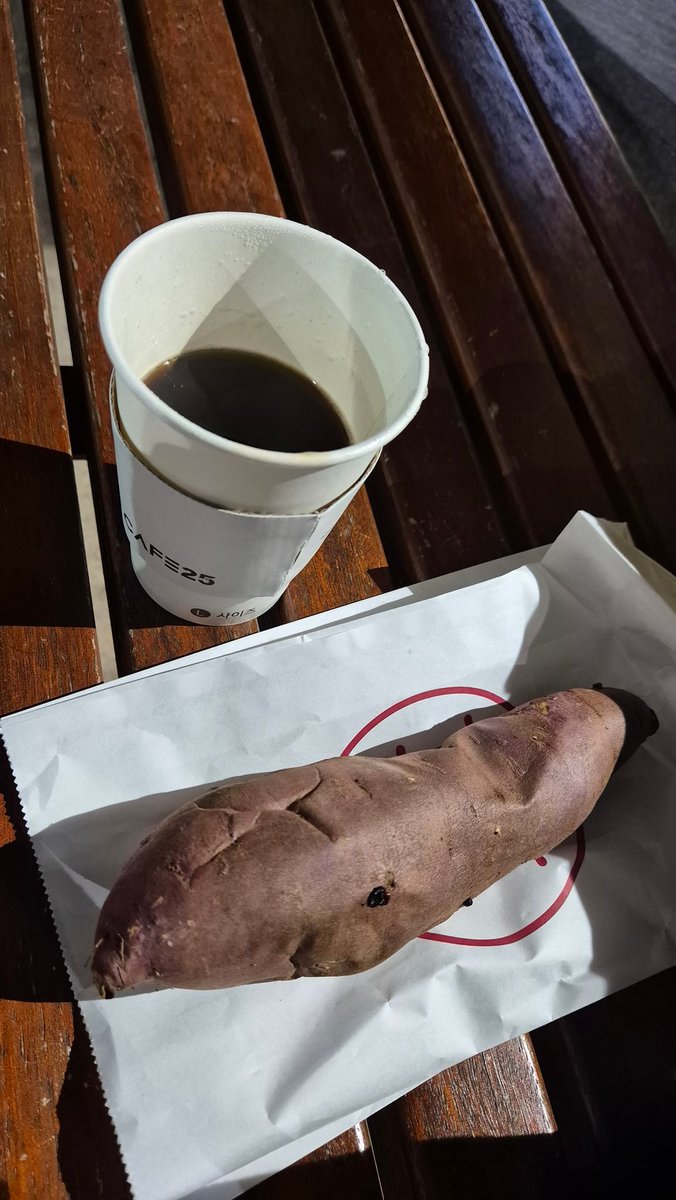 qhaskf80's tweet photo. 집까지 가는 길이 너무 멀게만 느껴지는 배고픈 퇴근길 저녁. 해운대지하철역내 GS편의점의 군고구마의 스윗한 냄새는 나를 멈추게해. 군고구마 하나 계산해달라고 하니, 친절하신 사장님 내게,
'따뜻한 아메리카노 같이 드실래요?'
'군고구마와 잘 어울리잖아요~ 하시며 아메를 서비스로 그냥 주심🥹 https://t.co/NnSfAHaXEq
