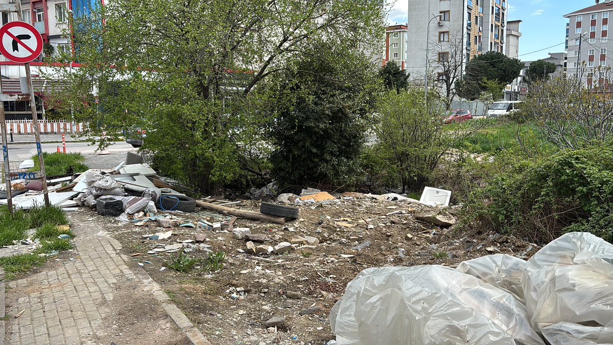omraknc's tweet photo. @Pendik_Belediye  ilgili birime iletmeyin de farklı bir birime iletmeyi deneyebilirsiniz. Bir ay oldu böyle bir rezalet kurtköyün merkezinde hala nasıl duruyor hayret. Prestij sokakta yaşayan insanlar bu pisliği çekmek zorunda değil. Gerçekten yazık. https://t.co/5Y8dj0lvLu