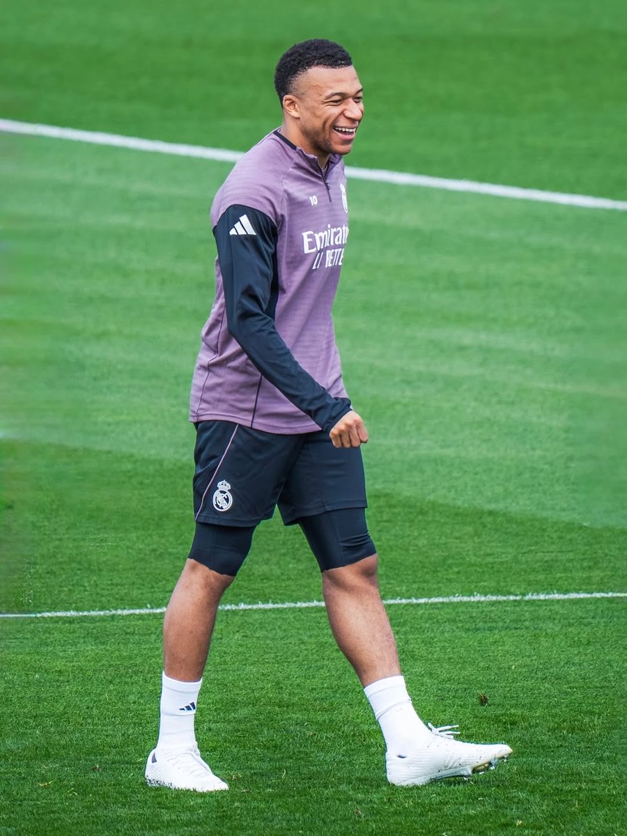 AdriRM33's tweet photo. 🚨 Tres puntos de sutura en la ceja derecha de Kylian de Mbappé. La consecuencia del codazo que sufrió por parte de Vitor Reis.

Se está trabajando en que tenga una protección y que pueda jugar este miércoles contra el Bayern.

{ @diarioas } https://t.co/VplClKjIY7