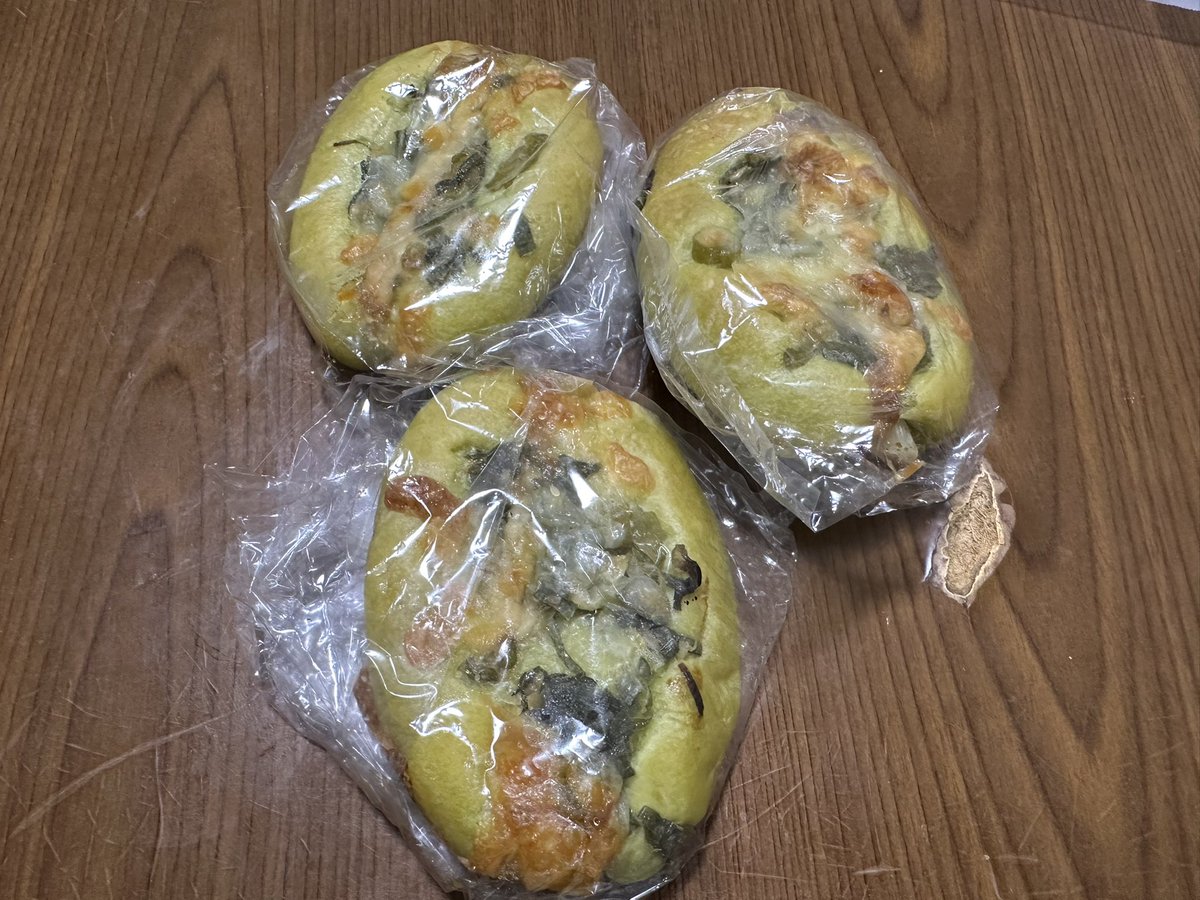 colemandaisuki's tweet photo. 4/10 家族でお出かけ🚗
道の駅おがわでパン購入🥐

ネギ1本パン・ネギパン・和紙あんぱんGET。

そして事件。
ネギ1本パン、肩からかけるスタイルの妻😂
もはやパンじゃなくて装備品。

こういう休日、好きだなぁ

#家族時間 #道の駅おがわまち https://t.co/z4rBfzc8X6