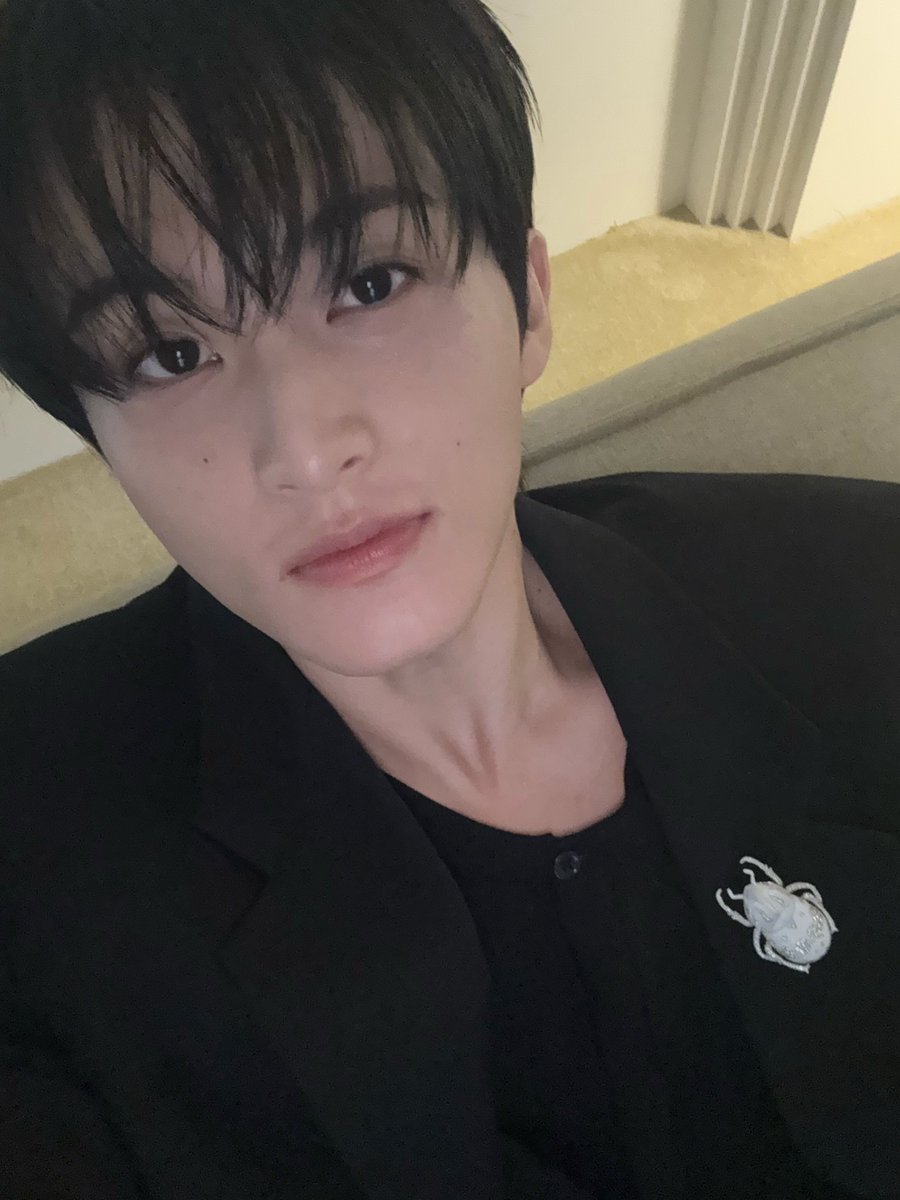 _dullsun's tweet photo. some people does NOT know what a hung smile actually is. LET ME SHOW YOU WHAT A REAL HUNG SMILE LOOKS LIKE, COURTESY OF MARK LEE. https://t.co/Vo3PQZ2TFf
