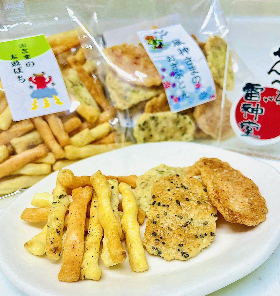 raizindou's tweet photo. 【フォロー＆#プレゼント 】
まもなく #GW
一緒にひと息つきませんか？

風神さまのおざぶとんと
雷さまの太鼓バチをどうぞ☺️
神さまたちも #連休 かな

ほっとする塩味あられセットです
#抽選で3名さまに＃プレゼント！

応募方法や〆切はスレッドをチェックしてくださいね

#雷神堂 https://t.co/0W36458O5Z