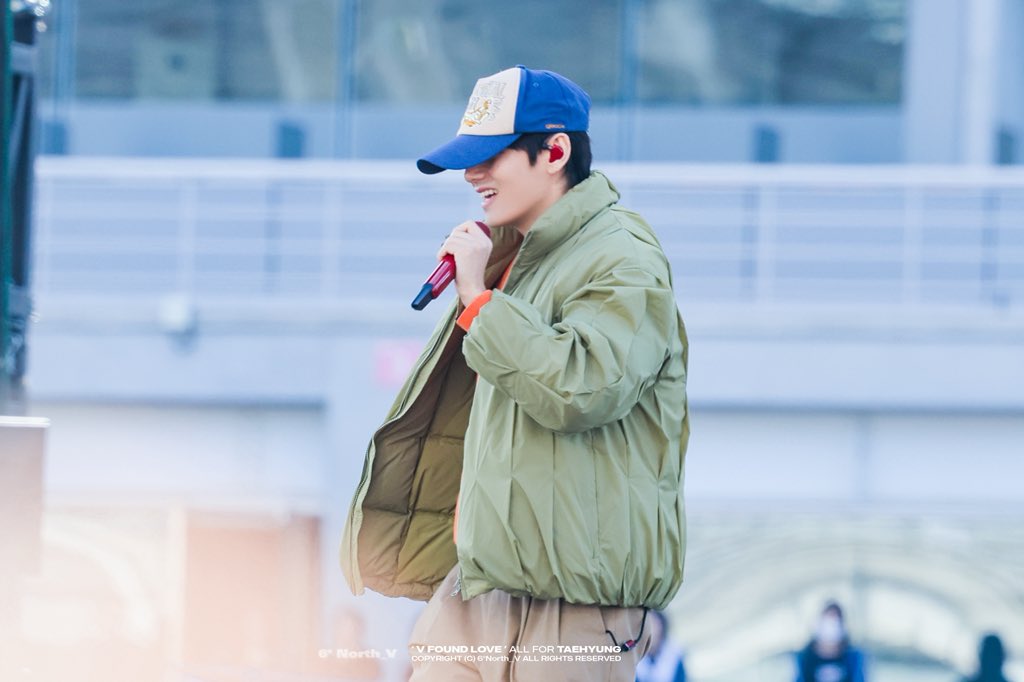 6 ° North_V tweet media