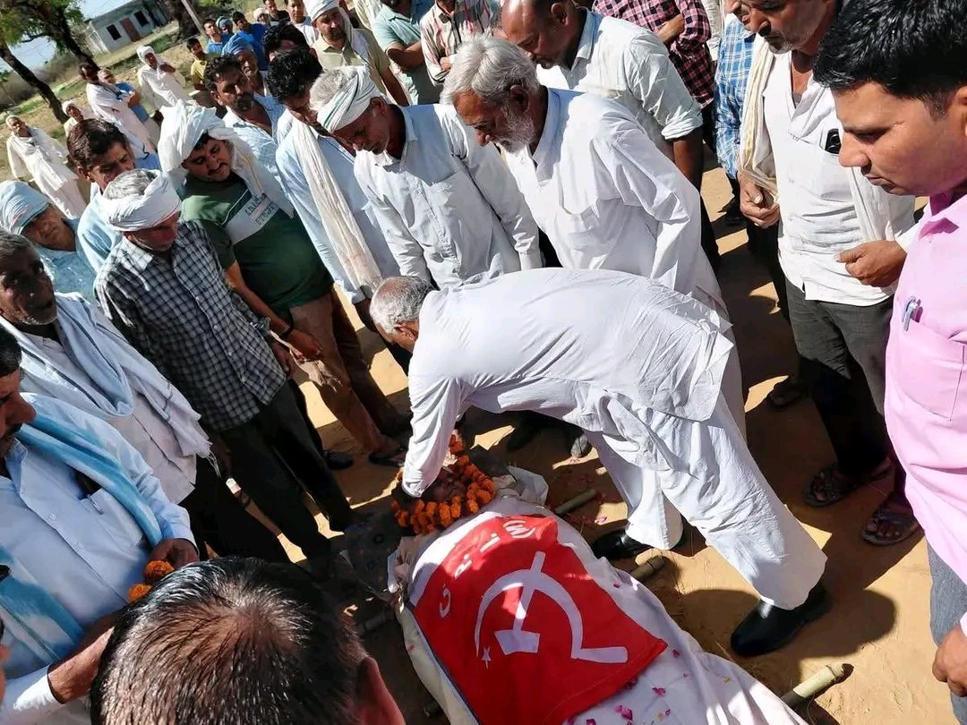 cpimRaj's tweet photo. दाँतारामगढ़(सीकर) | बेहद दुःखद समाचार…

अभयपुर नांगल, माकपा के ब्रांच सचिव, मिलनसार और अत्यंत शालीन स्वभाव के धनी कॉमरेड हरिसिंह मूंड का असामयिक निधन हो गया।उनके निधन से पार्टी को अपूरणीय क्षति हुई है। वे हमेशा अपने संघर्ष, सादगी और समर्पण के लिए याद किए जाएं। https://t.co/DNxVbI0fBA