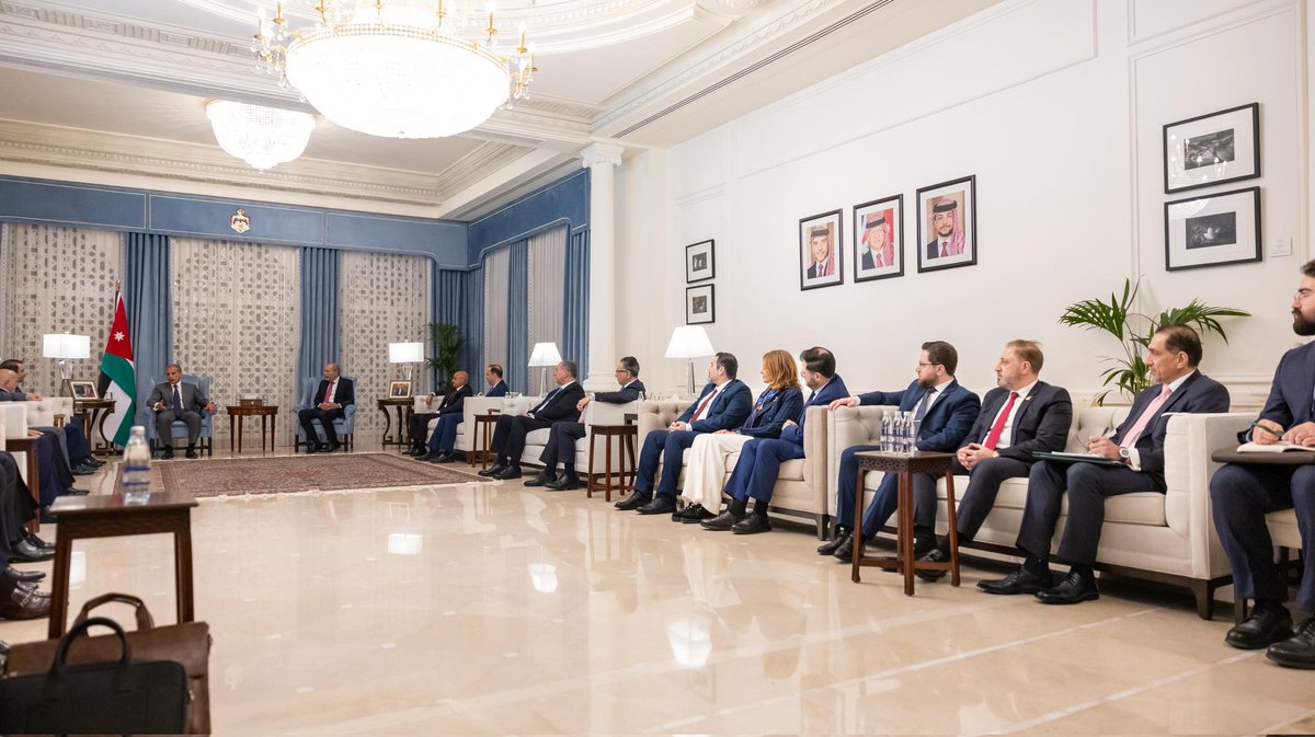 syrianmofaex's tweet photo. التقى وزير الخارجية والمغتربين السيد أسعد حسن الشيباني والوفد الوزاري للجمهورية العربية السورية، برئيس مجلس الوزراء الأردني السيد جعفر حسان، على هامش أعمال الدورة الثانية لمجلس التنسيق الأعلى بين الجمهورية العربية السورية والمملكة الأردنية، على المستوى الوزاري. https://t.co/Nyu9Z9u3V6
