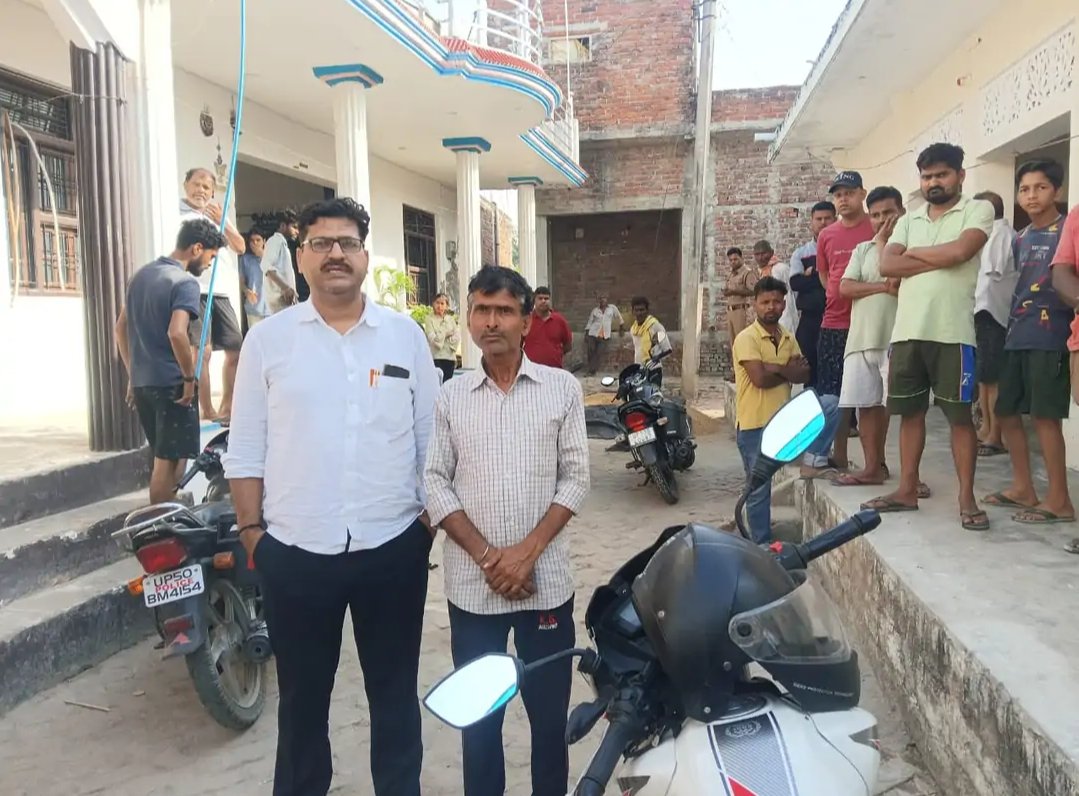Journalisttejb1's tweet photo. रायबरेली महराजगंज पुलिस चोरी की घटनाओं को रोक पाने में नाकाम,चोरों मे नहीं रहा पुलिस का भय,कोतवाली क्षेत्र के हिलहा गांव में चोरों ने  अधिवक्ता के घर को बनाया निशाना लाखों के सोने चांदी के गहने व नगदी की पार
@raebarelipolice @Uppolice @adgzonelucknow @dgpup @Igrangelucknow https://t.co/GaRrRICYLQ