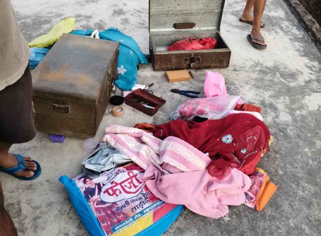 रायबरेली महराजगंज पुलिस चोरी की घटनाओं को रोक पाने में नाकाम,चोरों मे नहीं रहा पुलिस का भय,कोतवाली क्षेत्र के हिलहा गांव में चोरों ने  अधिवक्ता के घर को बनाया निशाना लाखों के सोने चांदी के गहने व नगदी की पार
<a href="/raebarelipolice/">Raebareli Police</a> <a href="/Uppolice/">UP POLICE</a> <a href="/adgzonelucknow/">ADG Zone Lucknow</a> <a href="/dgpup/">DGP UP</a> <a href="/Igrangelucknow/">IG Range Lucknow</a>