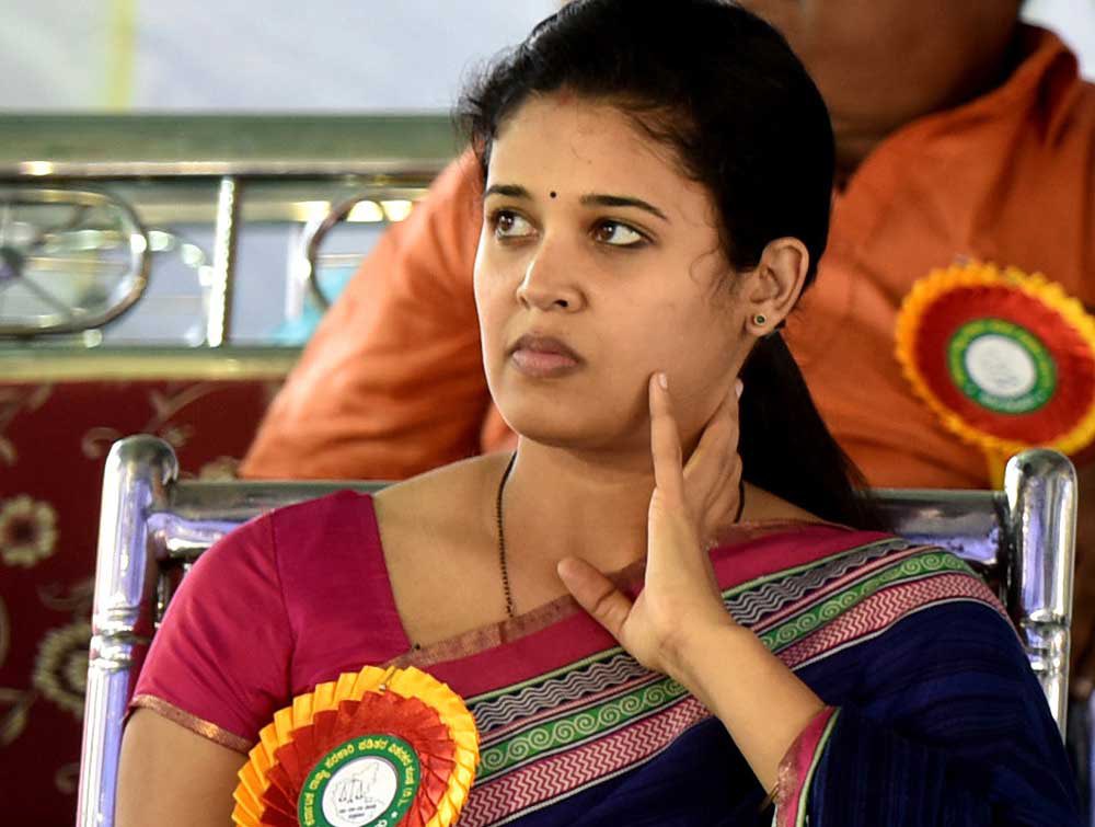 ARMTNPSC's tweet photo. Rohini Sindhuri, a 2009-batch Karnataka IAS officer, cracked down on nightly illegal sand mining as Hassan District Collector in 2018, prompting local politicians to secure her rapid transfers.

She challenged each of her seven transfers (2018-2023) in court, securing reinstatements via Karnataka High Court rulings that deemed them illegal, and remains in service.

#Inspirational #IAS #Group1