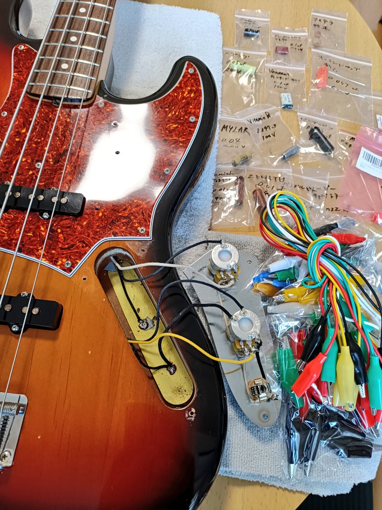 kazuma0709's tweet image. 「80年代のベースの電装系を最新パーツに換装したらどう変わる？」＆「コンデンサーの種類や組み合わせ(2トーンなので)でどう変わる？」を試したくて。
個々のパーツからイチから組みつつ、コンデンサーはワニクリップで接続して簡単に取っ替え引っ替えできるように。
もはや理科の実験です笑
#bass