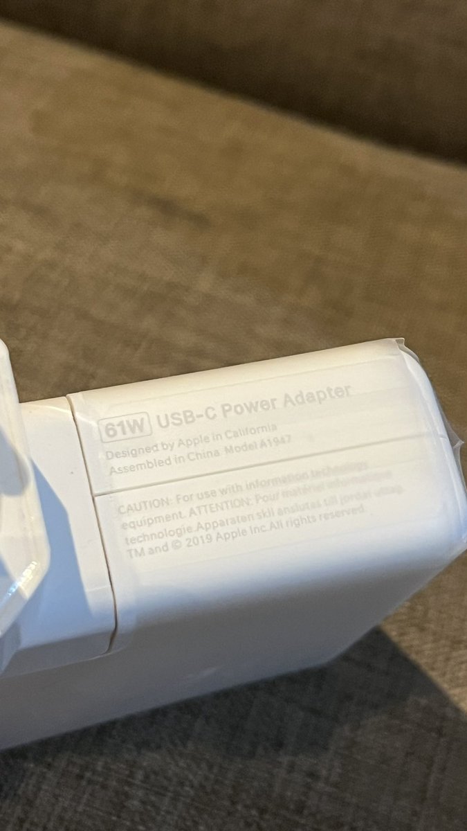ctrlhyun's tweet photo. #WTS charger macbook type C 61 watt
dijual karena salah beli harusnya 30 watt
masih baru banget plastikan
kelengkapan adaptor+kabel 
open 400k
bisa rekber oren klo jauh🫰🏼
#chargermacbook #macbookmurah #macbook https://t.co/20AMY3vt8B