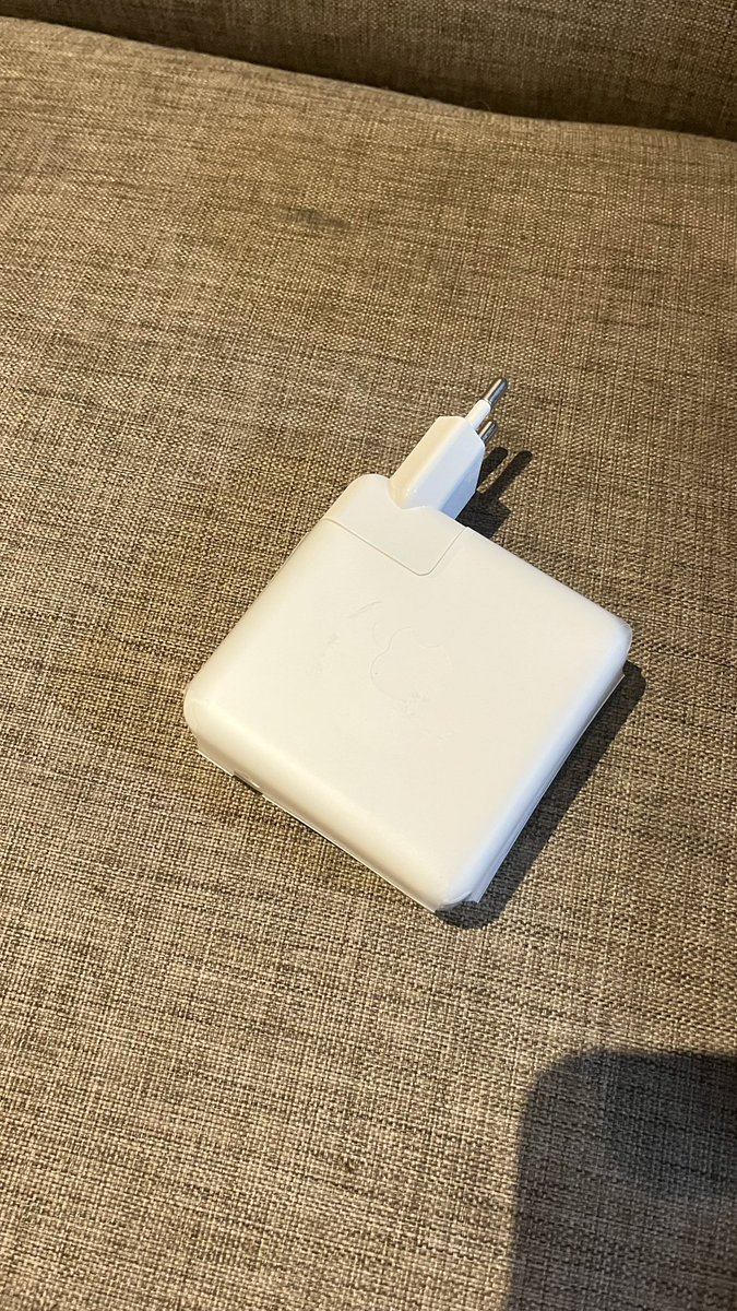 ctrlhyun's tweet photo. #WTS charger macbook type C 61 watt
dijual karena salah beli harusnya 30 watt
masih baru banget plastikan
kelengkapan adaptor+kabel 
open 400k
bisa rekber oren klo jauh🫰🏼
#chargermacbook #macbookmurah #macbook https://t.co/20AMY3vt8B