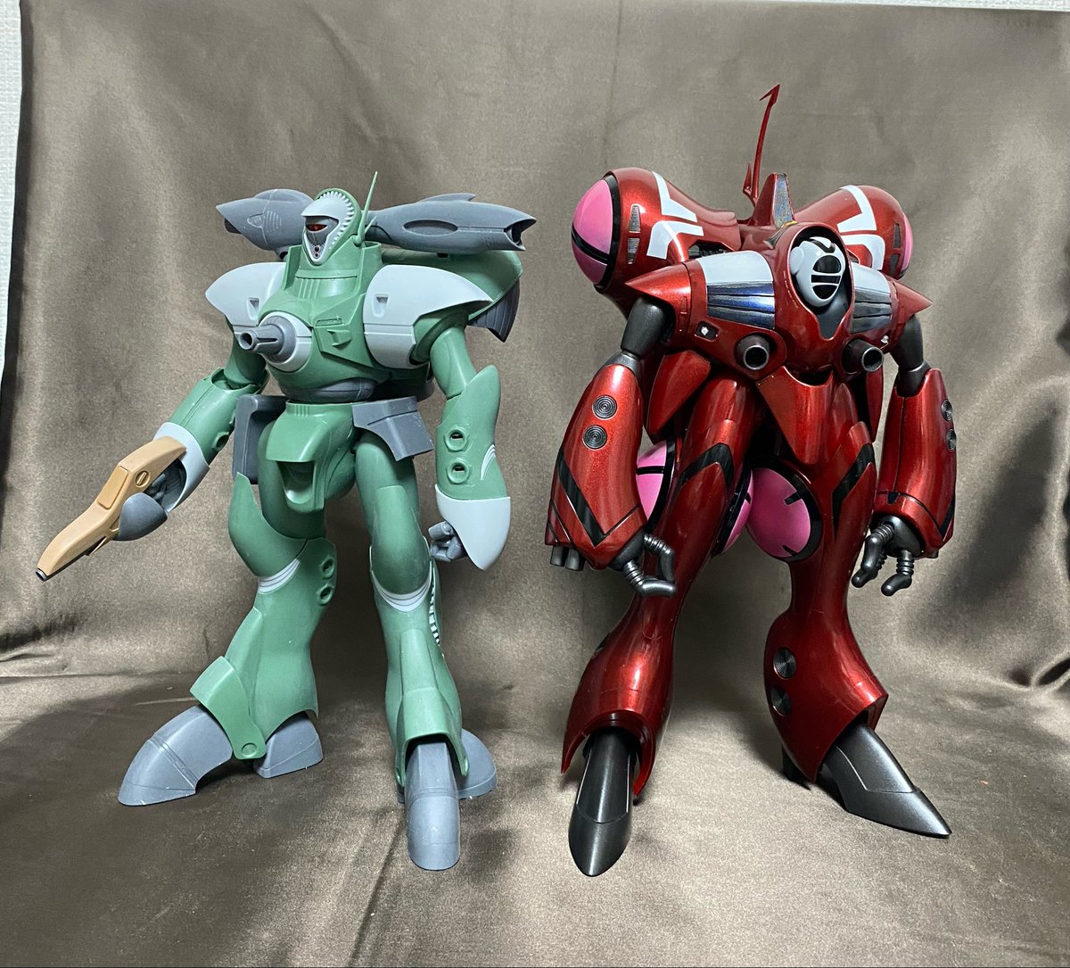 ハセガワ1/72ヌージャデルガー組み立てました。こんな形だったんだ！という発見があって組んでいて面白いプラモデルでした。クァドランローと並べるとこんな感じ。ヌーはパワードスーツなのでもっと小さいと思ってました。(クアドランはバトルスーツ)