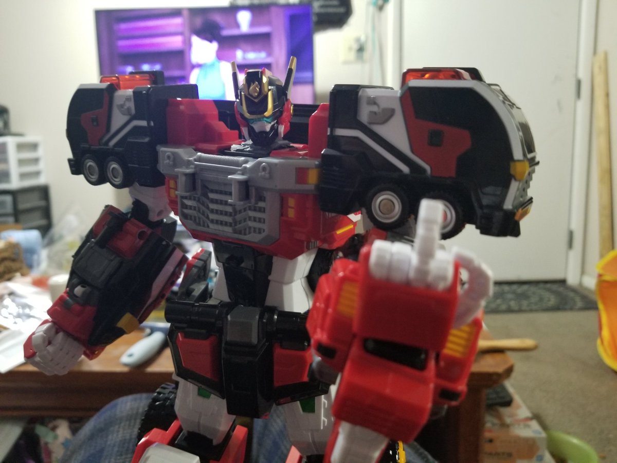 Flamenova just being a jerk as he is want to.

Anytime you get a figure with articulated fingers, you feel that obligation to have them fly the bird. Even Metal Card Bot can't escape this fate