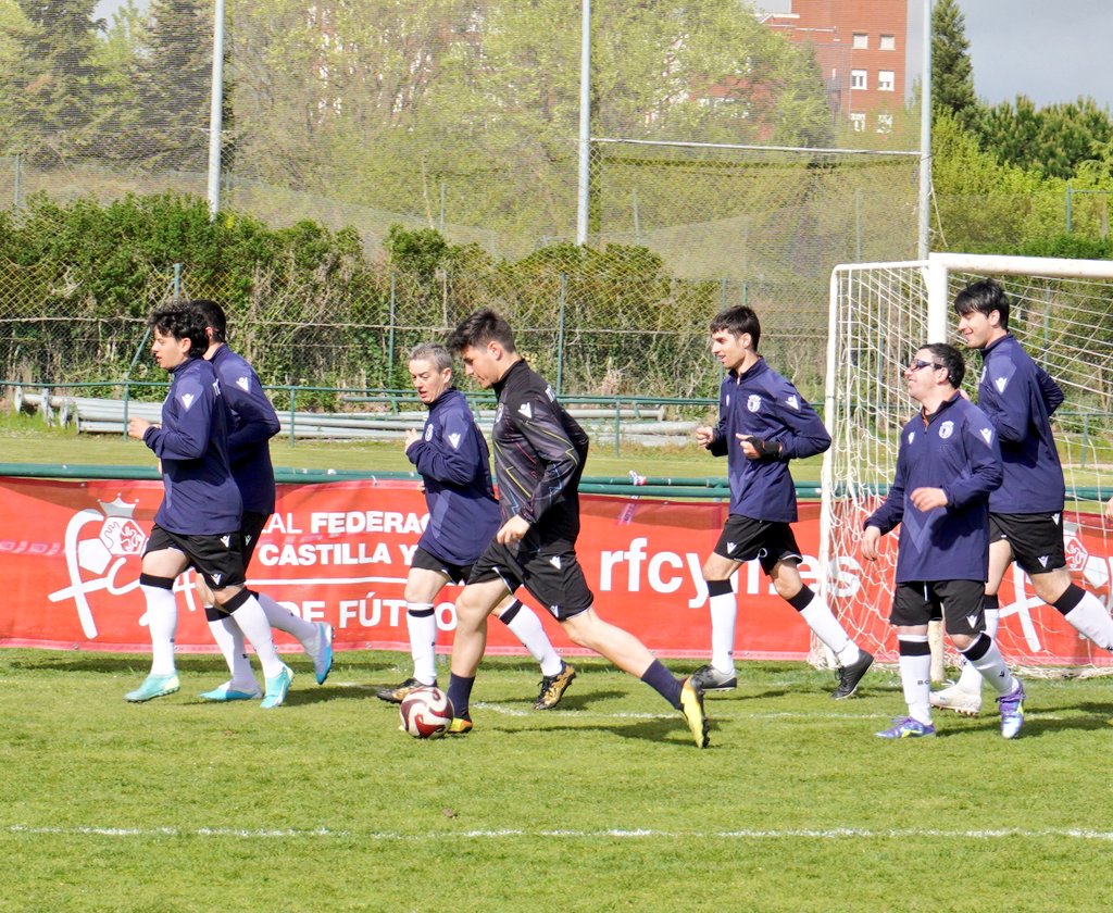 FCyLF's tweet image. + 𝐐𝐔𝐄 𝐆𝐎𝐋𝐄𝐒 🫶

Banderas, música, equipos preparados... aquí echa a andar la V edición 🥰 ¡ Estamos + que preparados e ilusionados desde #Palencia @FCyLF @fedeacyl 👏!

@CDMirandes @Burgos_CF @Alcazarcd_mdp @CDGuardense @PalenciaCristo