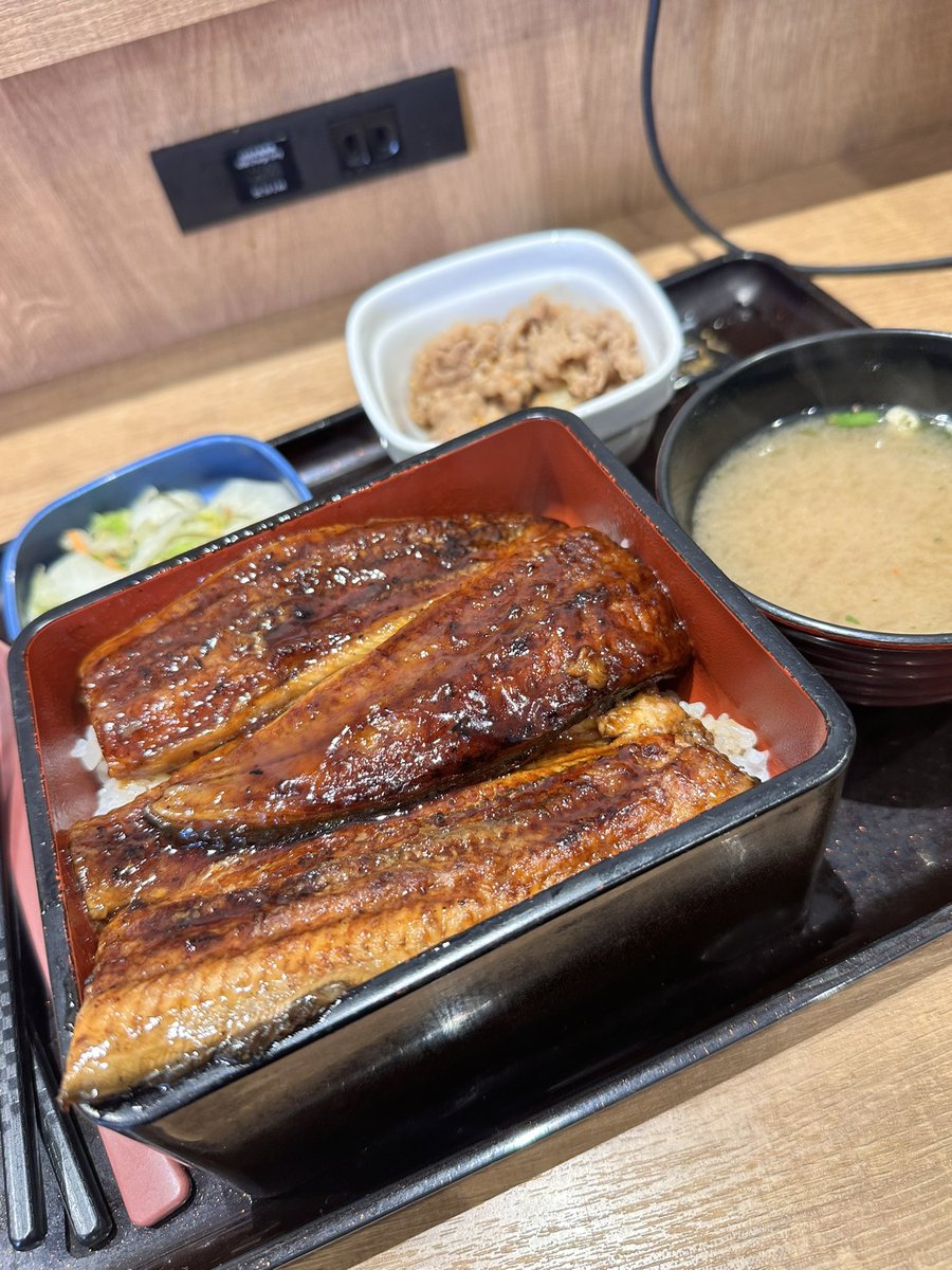 ubaman_ikebuku's tweet photo. 今週そういえば吉野家でうなぎ食いました
鰻の成瀬のニュース見たからでしょう
どこかで食いたいなと思って

何年かぶりに吉野家で鰻
牛丼大手4社の中ですき家に並んで不味いイメージだったのですがだいぶ美味くなってました
これならまた食べたい

24時間営業で通年で食べられるのもとても貴重な事で https://t.co/plgxuLHoYw