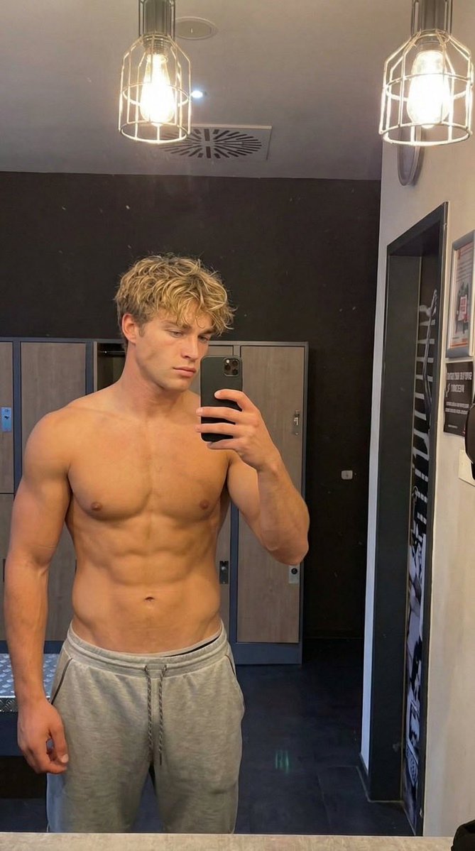 Martinx0f's tweet image. keep staring