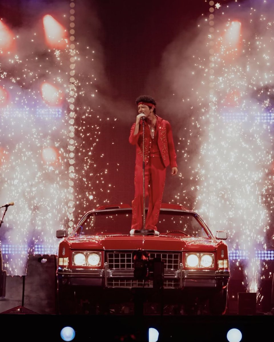 A tour “ The Romantic” traz um lado do Bruno incrível né ? Olhem esses cenários, essa nova era tá incrível !! 

<a href="/BrunoMars/">Bruno Mars</a>