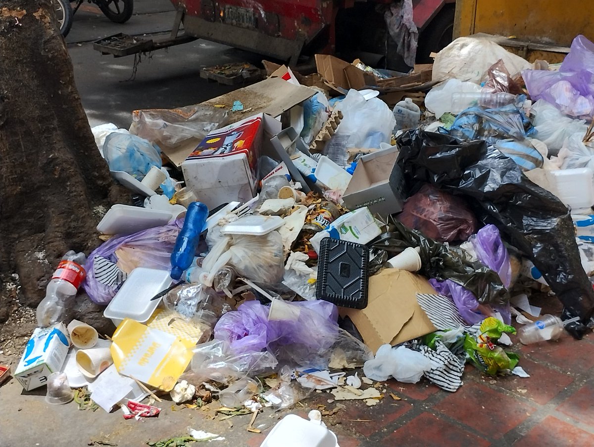 ContraloraScial's tweet photo. ¿Qué tal si vecinos de La Candelaria como @MijpVzla @MinpublicoVEN y @MinAgriculturaV ayudan a @gestionperfecta con un plan de reparación y limpieza de las aceras en esta emblemática parroquia? Ya basta de comerciantes que tiran la basura en la calle porque no hay contenedores 🚨 https://t.co/sKn3gpyqYY