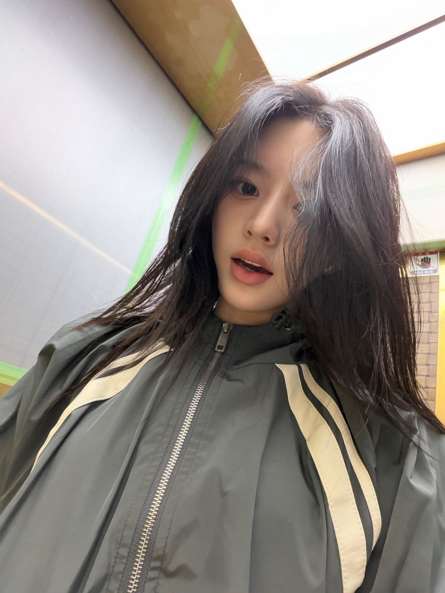 dearestmisel's tweet photo. ⠀

     ꒰  #LITNATION  ꒱
     ꔫ   ⎯⎯⠀ .  🐰

💭  𝗠𝗜𝗖𝗛𝗘𝗟𝗟𝗘 just posted:
How was your weekend so far, BE:LIGHT? Kalau aku capek sekali, weekend rasa weekday. 🫠

⠀ https://t.co/F4aBC2UzJr