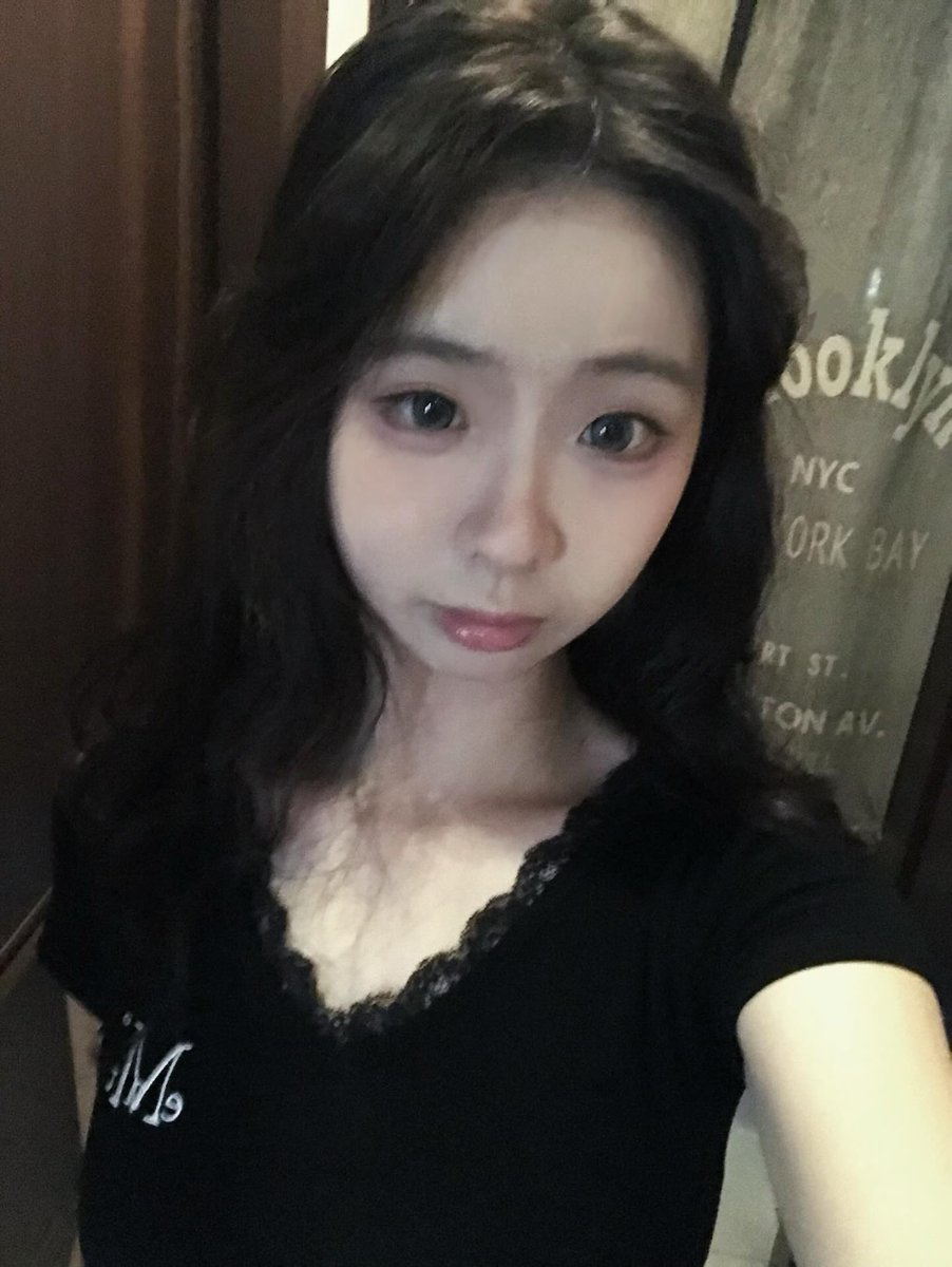 吃一顆草莓呀 tweet media