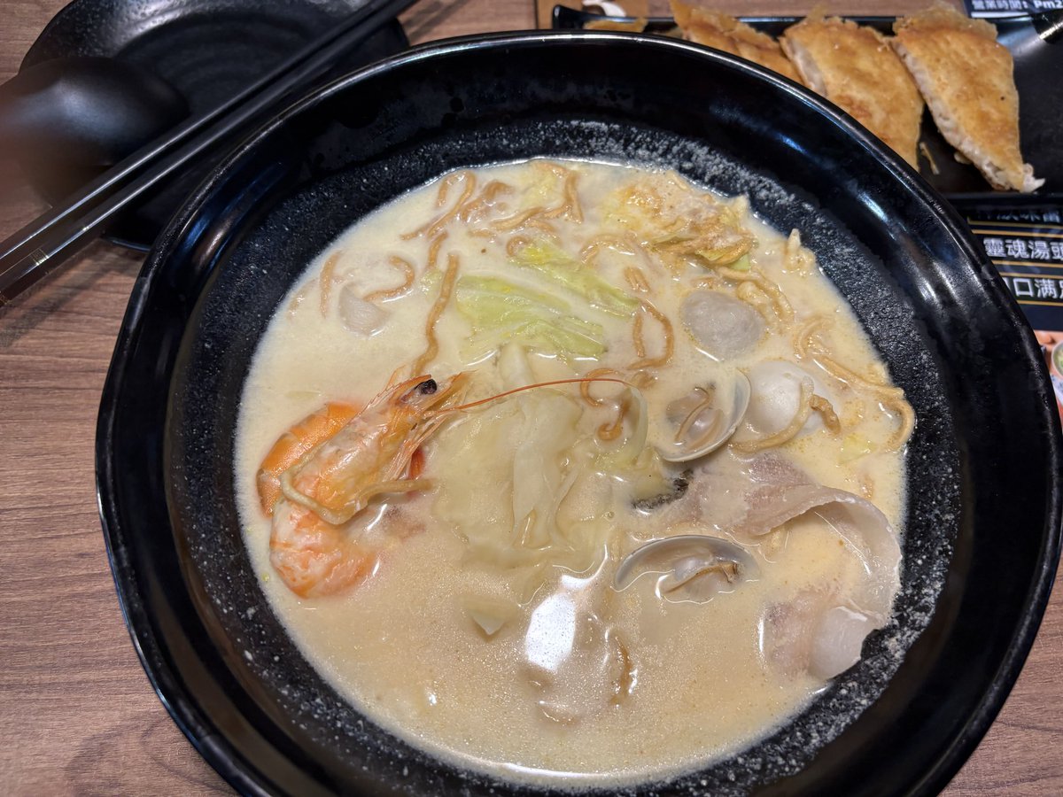 HelenChiu13's tweet photo. #女兒約小學同學一起聚餐，還提早幫我慶生讓我驚喜，在她朋友餐廳吃飯，菜餚美味，新鮮海鮮，真的好吃唷 https://t.co/vwDzwkCmH4